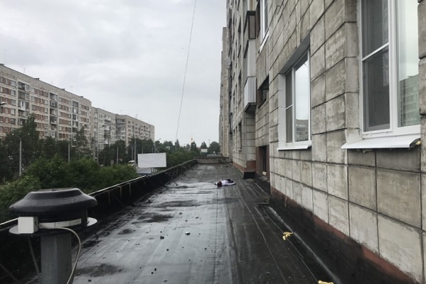 В Архангельске из окна жилого дома выпал мужчина и погиб